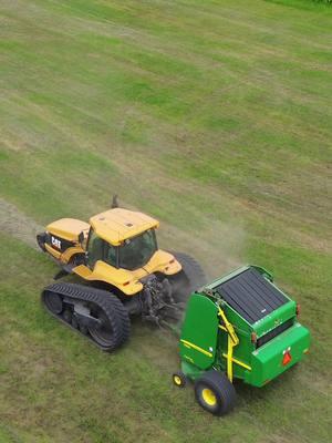 Everyone loves the 2 track #foryoupage #farm #farming #iowa #johndeere #hay #big #bale #all #viralvideo #track 