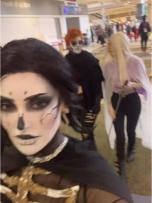 using both of my gfs scary dog priviledge to walk through the con. @yourbigbutchgirlfriend @EVELYN CRASH. #thelockedtomb #gideontheninth #harrowharknonagesimus #ianthetridentarius #gideonnav #holmat #holidaymatsuri 