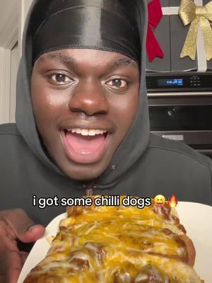 i got some chili dogs 🤭❤️ these were sooo good y’all! #chilidog #chilicheesedog #mukbang #eatwithme 