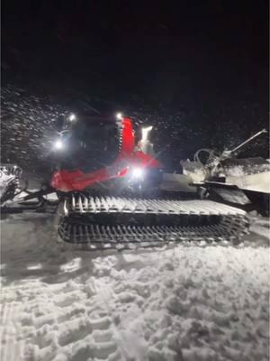 Coming into christmas week on a goo stride of weather! #fyp #pistenbully #snowcat #groomer #winter #snow #skiing #snowboarding #heldendernacht #middleofthenight #jiminypeak #berkshires 