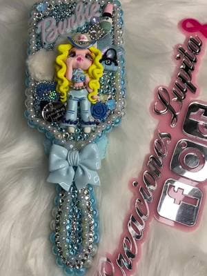 Cepillo personalizado #creacioneslupita🎀 #mirror #cepillopersonalizado #barbie #hechoconamor #hechoamano #cristales #perlas #chunches @MelAmy's Crafts #clay @mirrorsbywendy #paraunabuenacausa 