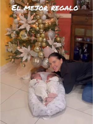 ❤️ #twins #twinsmom #twinsisters #foryou #fyp #2monthsold #babiesoftiktok #christmas #babies #identicaltwins #miregalomasbonito #blessed 