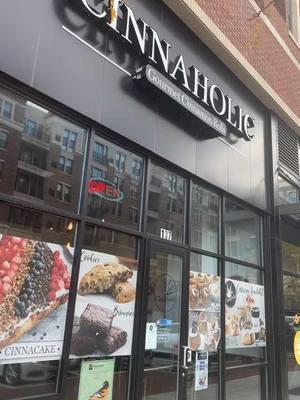 Loveeeee #cinnaholic DOWN #fyp #cinnamonrolls #dmvfoodie #snackreview 