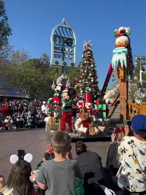 Mickey and friends during A Christmas Fantasy Parade! #DisneylandResort #Disneyland #HappiestPlaceOnEarth #DLR #Disney #California #DisneyParks #distok #disneyadult #disneyfan #disneyresort #disney100 #achristmasfantasyparade #disneyatchristmas #christmas #parade #mickeymouse #minniemouse #donaldduck #chipanddale 