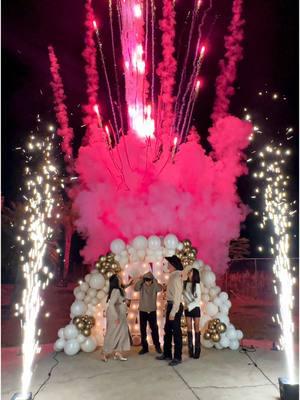 It’s a Girl.💕 Beautiful Fireworks gender reveal show.🎉✨ #genderreveal #genderrevealmiami #genderrevealparty #genderrevealideas #ohbaby #genderrevealworld #charevelacao #revelaciondegenero #revelaciondesexo