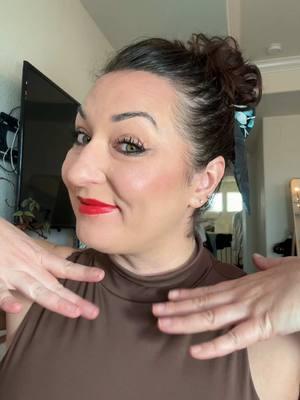 Still trying to prrserve my voice as I head back into the ofgice today. #motd #makeuptutorial #makeupoftheday #maturemakeup #beautylook #beautyoftheday #almost40 #almost40club 