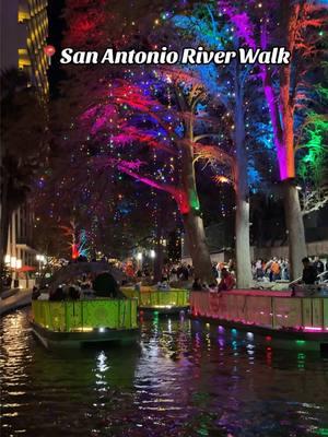 Christmas on the San Antionio River Walk🎄! #sanantonio #riverwalk #thingstodoinsanantonio #smokebbq #210 #chistmas #fyp 