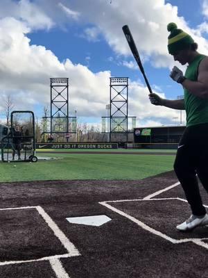 Stacking days! #oregon #baseball #oregonbaseball #hitting #swing #bp #onfield #bombs #barrels #homerun #machine #batting #practice #college #goducks #sco #ducks #big10 #baseballszn #fyp #foryou 