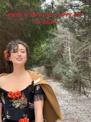 Ending the year in my home town with my family. I feel so greatful to be with my loved ones. I wish you all safety and happiness. . Last day to get 35% off gowns . #medievaltiktok #medievalcore #victorianfashion #historicalfashion #littlewomen #princesscore #slowfashion #snowday #renaissancefestival #shopsmall 