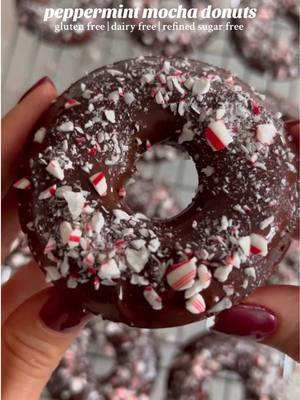 peppermint mocha donuts! they’re gluten free, dairy free, and refined sugar free, and perfect for the holidays. ingredients: •rice flour (or oat flour) •cocoa powder •salt •baking powder •flax or regular eggs •pure maple syrup •peppermint extract •coffee (or water or dairy free milk) •dark or semi-sweet chocolate (i use dairy free and refined sugar free) •coconut, olive or avocado oil •peppermint candy (optional) recipe: link: 𝐭𝐡𝐞𝐛𝐢𝐠𝐥𝐞𝐲𝐛𝐚𝐬𝐢𝐜𝐬.𝐜𝐨𝐦/𝐩𝐞𝐩𝐩𝐞𝐫𝐦𝐢𝐧𝐭-𝐦𝐨𝐜𝐡𝐚-𝐝𝐨𝐧𝐮𝐭𝐬 recipe is on my blog! to get the recipe simply tap the hype link in my bi0 or search “donuts” at 𝐭𝐡𝐞𝐛𝐢𝐠𝐥𝐞𝐲𝐛𝐚𝐬𝐢𝐜𝐬.𝐜𝐨𝐦. enjoy! #peppermintmocha #donuts #bakeddonuts #christmasdesserts #holidaybaking #vegandonuts #glutenfreedonuts #healthydonuts #refinedsugarfree #dairyfreebaking #peppermintchocolate 