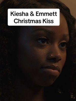 kiss me underneath the mistletoe ❤️ #thechi #emmettandkiesha #emmett #kiesha #jacoblatimore #birgundibaker #christmas #holiday #romantic #blacklove #romance 