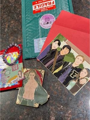 Pin mail😍 #creatorsearchinsights #twilight #twilightforever #twilightsaga #twilightrenaissance #twihard #twilighttiktok #twilightcollection #twilightfyp #fyp #collection #followme #twilightfandom #edwardcullen #likethisvideo #sharethisvideo #collector #repostthistiktok #unboxing #thetwilightsaga #pincollection #pincollectors #newmoon 