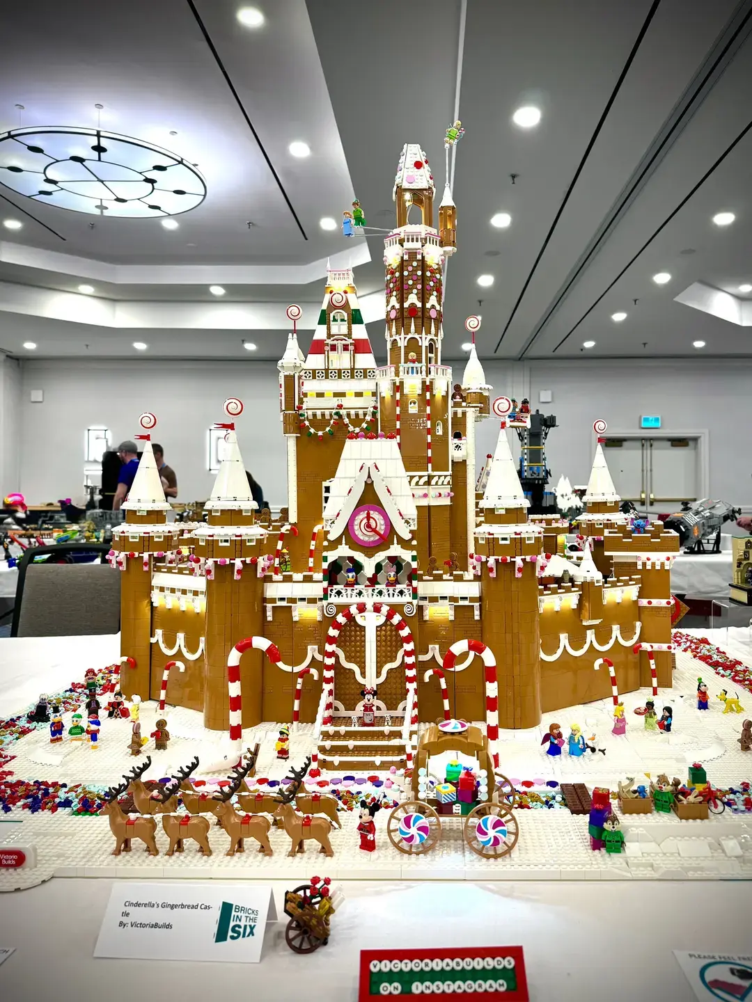 Cinderella’s Gingerbread Castle built by VictoriaBuilds, on display in Toronto at Bricks In The Six in November 2024. I love this Disney & Christmas mashup! Very well done! #NeedMoBricks #LEGO #Gingerbread #CinderellasCastle #BricksInTheSix2024 #BricksInTheSix #LEGODisney  #LEGOArchitecture #AFOLCommunity #AFOL