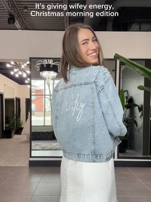 Just saying... this pearl-studded ‘Wifey’ jacket might be the gift she didn’t know she needed. 🎁✨ #tdsbridal #denimjacket #bridalaccessories #wifey #shesaidyes #weddingdressshop #metrodetroitbrides #bridalmerch