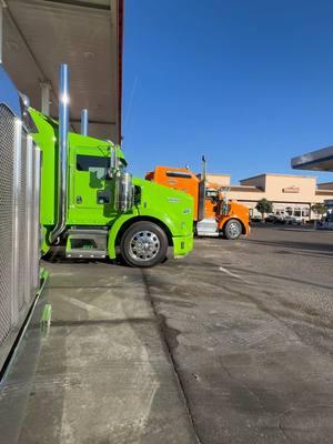 NOS FUIMOS A LLEVAR FRUTA A LA MARKETA 🚛🔥 #raaalan #trokero #traileros #troqueros #camionero #peterbilt #kenworth #trailerosmexicanos #trailerosdelmundo #fyp #truckinglife #truckdriver 