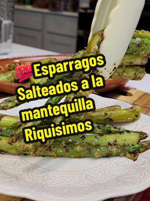 Respuesta a @cielo03r   💥INGREDIENTES 6 personas💥  2 Manojos de Esparragos  3 dientes de ajo picados 1 pisca de sal 1/2 cda de Perejil seco 3 o 4 cdas de queso parmesano rallado  2 cdas de hojuelas de chile seco picante 55 grs de mantequilla sin sal #esparragos #esparragossalteados #guarniciones #recetasnavideñas #parati #foryoupage #elsaborlatino 