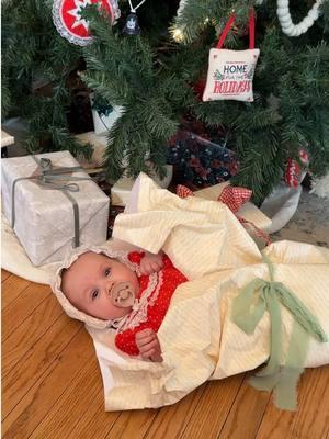 You’re welcome everyone 🎁 #vintagestyle #christmastiktok #giftsforbabies #babygiftideas #wrappinggifts #wrappingpresents #presentideas #babygirl #babytok #funnybabyvideos #momstyle #funny #babytiktok 