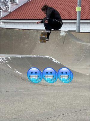 It’s The Frozen Toes Skatepark Tour 2024 haha. My bushings turned to rocks within the first 5 minutes so it felt like I was skating Nyjah’s board. Still felt good to roll around. 💯✌🏽 #rollwithwaffle #Skateboarding #skatetok #thankyouskateboarding 