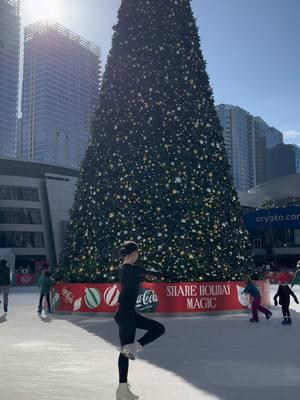 🎄🫶🏼#figureskating #fyp #christmas #iceskatingtiktok #skating #iceskater #skates #winter #christmastree #losangeles #lalive #foryou #fypシ゚viral #viralvideo #blowthisup #blowup #xyzbca #abcxyz #trend #trending #outdoorrink #outdoorskating #figureskatingtiktok 