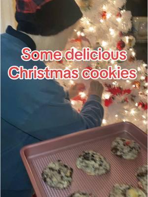 These christmas cookies just slid right off the pan! Loving this 3 pan set, plus they are a cute color! #cookiepans #cookiesheets #baking #cookiesoftiktok #spotlightfinds #holidaycookies #nyefood #bakingpan #baker 