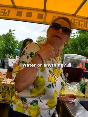 I cut in line and THIS happened 🥹❤️ #lemonade #water #kindness #helpingothers #payitforward 