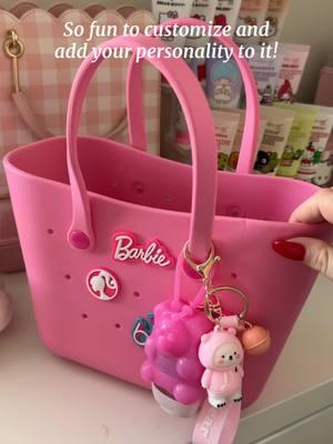 Because who wants a boring lunch bag?? 🩷 #miniso #mattel #barbie #lunchboxideas #lunchbag #barbielunchbag #schoollunch #worklunch #girlytok #girlythings  #kawaii #kawaiiaesthetic #girlyaesthetic #pinkaesthetic #kawaiidesksetup 