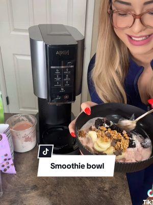 Smoothie bowl recipe using my ninja creami. Super easy and delicious! #ninjacreami #smothiebowl #lowcarb #lowcarbbreakfast #weightloss #weightlosstip #perdidadepeso #ConSantanderConecto 