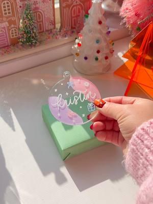 holiday gift tag ideas 🎀🎄🥰✨ @Siser North America @Siser  #lettersbyshells #siserna #siser #easypsv #averydennison #craftvinyl #DIY #gifttags #createexplore #holidayart #holidaygifttags #gifttagideas 