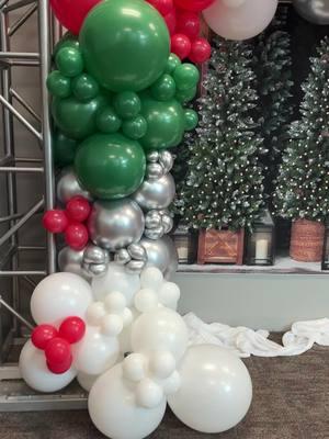 🎄Así lo querían y así se los hice🎄. Gracias Harvest en Español por hacerme parte importante en su fiesta de Navidad ! 🎄thank you Harvest en Español por hacerme parte de su familia🎄 Whatsapp 224-366-0287 Arte en globos 😍 Puedo  ser tu cómplice, regala alegría a esa persona especial!  Para información por favor escribirnos al DM o al email mamaballoonschicago@gmail.com  Contamos con Delivery para suburbios de Chicago!  #globos  #regaloespecial #navidad