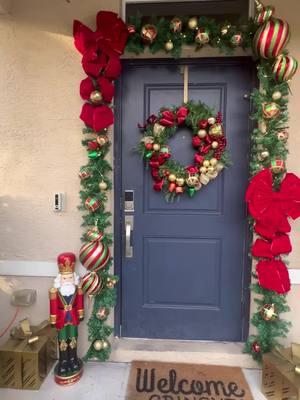 Hey, love bugs! It’s Christmas Eve Eve 🤗🤗. I hope you all are enjoying the holidays.  #christmaseve #christmas #christmasporch #porchdecor #porchdesign #homedecor #christmasdecor #garland #wreath #diywreath #diychristmas #diychristmasdecor #holidaydiy 