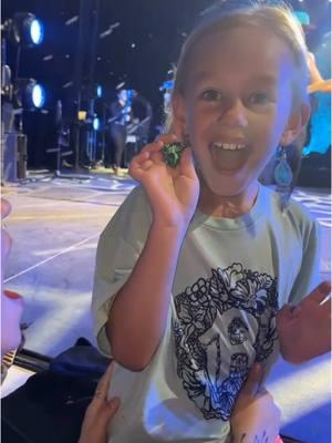 Love seeing moments like these! Hopefully that pick will be put back to work someday 🎸 🎥: @limpssss #rebelution #concert 