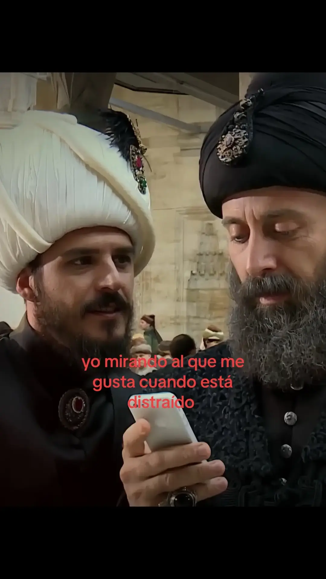 siento que mustafa miraba así a todos JAJAJAJAJAJA  . #fyp #muhteşemyüzyıl #elsultan #magnificentcentury #edits #viral #memesdeelsultan #textorojo 