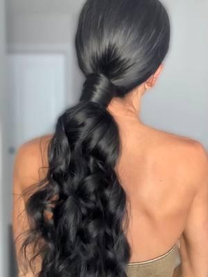 Elevate your low pony with this stunning hair tutorial by @erinfieldfudge! Styled to perfection with REJUVENIQE, it’s the festive look of our dreams!✨ #monat#rejuveniqe#hairoil #hairtututorial #hairtutorials #holidayhair #beautytips