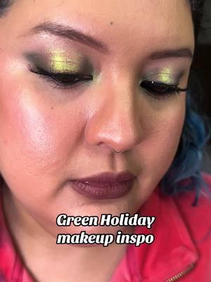 Day 8 of 10 days of holiday makeup #holidaymakeup #christmasmakeup #christmasmakeuplook #greenmakeuplook 