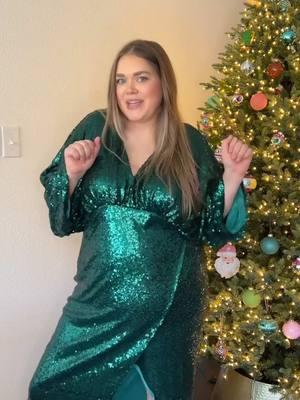 Looking for the perfect holiday dresses? Say less. @keepingitcaitlin❤️ #ELOQUII #XOQ #PLUSSIZEFASHION #PLUSSIZESTYLE #XOQ #PLUSSIZE 