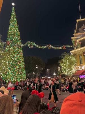 We wish you a merry Christmas! #DisneylandResort #Disneyland #HappiestPlaceOnEarth #DLR #Disney #California #DisneyParks #distok #disneyadult #disneyfan #disneyresort #disney100 #achristmasfantasyparade #disneyatchristmas #christmas #parade 