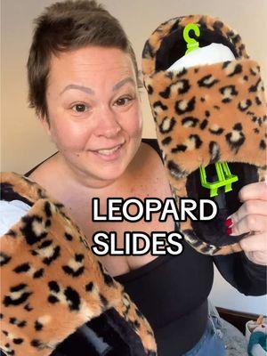 Are we believing these are from @Crocs ?? They really stepped their game up with these! Before grabbing them, these are more like fur lined slides rather than comfy slippers for at home. They are an actual shoe with foot support!  #crocs #slides #winterslides #shoes #slippers #leopardslides #crocsshoes #comfyslides #leopardprint #tiktokmademebuyit 