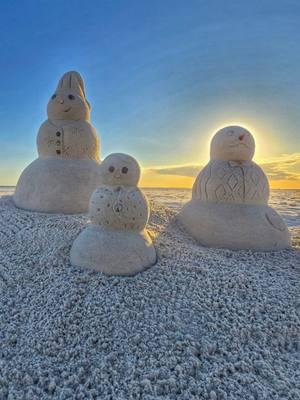 ☃️❄️☃️ #christmas #snowman #sandcastle #holiday 