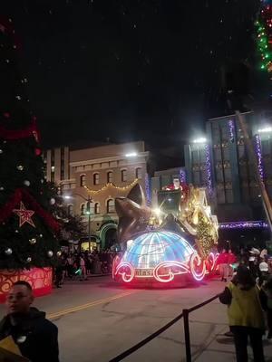 Santa es quien prende el Árbol 😱 . . . Sabias que durante el desfile de Macy's en Universal es Santa quien prende el árbol de navidad? . . . @Universal Destinations  #LIVEhighlights #TikTokLIVE #LIVE #universalstudiosorlando #uoap #Vlog #bootcampuntalfredo 