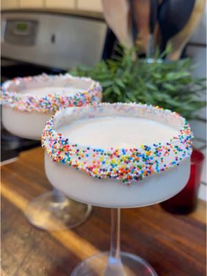 Sugar Cookie Martini  @cocinandoconfaby  #momscooking #foodreels #foodism #comida #Foodie #mexicanfoodie #christmas #christmasdrinks #newyeardrinks #martini #sugarcookiemartini #navidad #añonuevo 