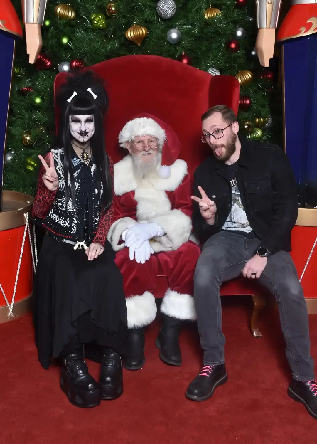 :D  #gothchristmas #gothmas #santa #santaphotos #gothsantaphotos #deathrocker #deathrockves#redandblack #gothmakeup #leopardprintmakeup #christmas #gothgoth #gothgirl #gothcouple #christmas2024 #marriedcouple 