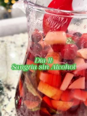 DÍA 11: SANGRÍA SIN ALCOHOL ✨Si quieres impresionar en tu cena navideña con una bebida refrescante y deliciosa, te enseño en este día cómo preparar una sangría sin alcohol exquisita para compartir con tus familiares 🍷 Ingredientes: 🎄3 tazas de jugo de arándanos sin azúcar 🎄Jugo de 1 naranja (aproximadamente 1/2 taza) 🎄Agua con gas 🎄1 naranja, en rodajas o cuadros 🎄1 manzana, desinfectada y en rodajas o cubos 🎄1/3 de taza de arándanos congelados o frescos 🎄1/4 de taza de hojas de menta  🎄Hielo 🎄OPCIONAL: Si te gusta más dulce puedes agregar endulzante Instrucciones: En una jarra grande, combina el jugo de arándanos, el jugo de naranja y el agua con gas. Agrega las frutas y la menta, luego mezcla bien. Vierte sobre hielo para servir. Te aseguro que todos tus invitados estarán encantados con esta sangría sin alcohol🧊. ¡SORPRESA! ¿Quieres recibir un recetario con todas las recetas de nuestro especial de 12 días? Comenta la palabra “REGALO” si deseas obtenerlo y lo recibirás en tus mensajes privados este 24 de diciembre🌟🎁. Con amor, Gabby de Natórganica 💚 #recetanatorganica #sangriasinalcohol #bebidasnavidenas #navidadsaludable #cocinafacil #hechoencasa #festividadesnavidenas #refrescosaludable #sinazucaresanadidos #arandanosfrescos #mentafresca #ideasparacenas #recetasnavidenas #familiafeliz #hidratacionsaludable #deliciasnavidenas #vidafit #alimentacionsana #cocinasaludable 