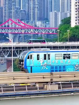 The train from Chongqing to spring shuttles back and forth in this mountain city#ChongqingLightRail #TravelRecommender #TiktokHot #TiktokLittleAssistant 