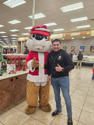 Llegamos de pasada a Buc-ee’s 🐿️⛽️⚡️#RayoGrill #bucees #parrillero #texas #temple #gasolinera #comida #brisket #sanwich #smoked 