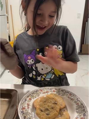 Miss Little Chef 👩‍🍳 made fresh cookies for Santa 🎅🏼🍪🍪🍪 #chocolatechipcookies #santacookies #cookiesandmilk #freshlybakedcookies #kidsoftiktok #littlechef #kidchef #xyzbca #trending #tiktokfood #paratii 