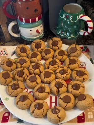 Peanut Butter Blossoms 🥜🍪⁣⁣⁣ ⁣⁣⁣ #christmascookies #galletas #cookies #peanutbutter #christmas #baking #christmasbaking #blossomcookie #peanutbutterblossoms #hersheyskisses 