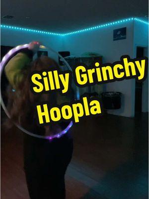 This music is totally goofy😆 But of course #thegrinch is the coolest xmas character ever!!!Also, i never bothered to watch the newer Grinch movie, since there was no need for a remake - I couldn’t even imagine anyone topping Jim Carey’s Grinchy performance!!😅💚#hoopla #xmas2024 #hulahoop #ledhoop #singinghoops 