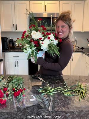 love love loveeee how this one turned out😍🎄❤️ #flowers #christmasflowers #diyflower #diyfloralarrangements 