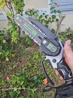 Lickity split! #cordlesssaw#electricsaw#minichainsaw#electricchainsaw #garden#gardening#homeimprovement#tiktokshopholidayhaul #christmasgiftideas 