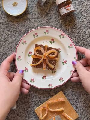 🎁 tiny toast tuesday: extra special holiday edition 🎁 a sweet little toastie present tied with a candied bow! 🎄 nutella with some sliver & gold sprinkles ✨ topped with a candied orange peel bow 🎀 i happen to love chocolate and orange together, and it always reminds me of christmas 🍊 my family always had these in our stockings and whacking open the orange is just fun ✨ what a treat! 🎁 merrrrry christmas eve i hope you’ve been good this year 🎅🏼🍊🎁✨ 💕💕💕  #merrychristmas #chrismaspresent #tinytoast #toasttuesday #toastpost #chocolateorange #candiedorange #nutellatoast #sprinklesprinkle #✨ #🍊 #🎁 #bows #🎀 #fyp